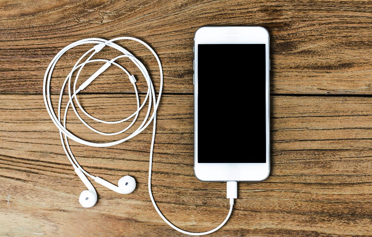 How to Clean the Headphones? - Always Woman